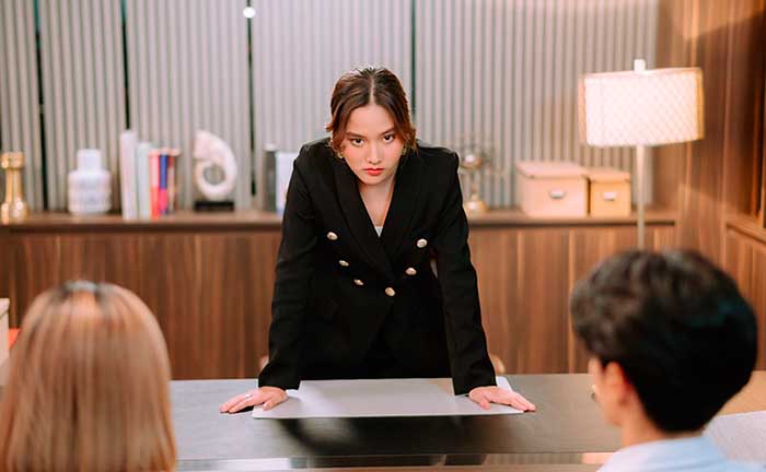 Sam enfadada-GAP the series. 