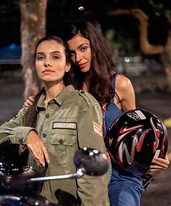 Luiza y Valentina protagonistas de la serie Stupid Wife