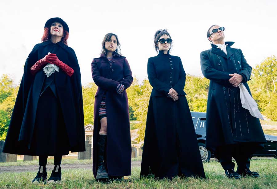 Catherine O'Hara, Winona Ryder,Jenna Ortega y Justin Theroux,-Bitelchús 2 